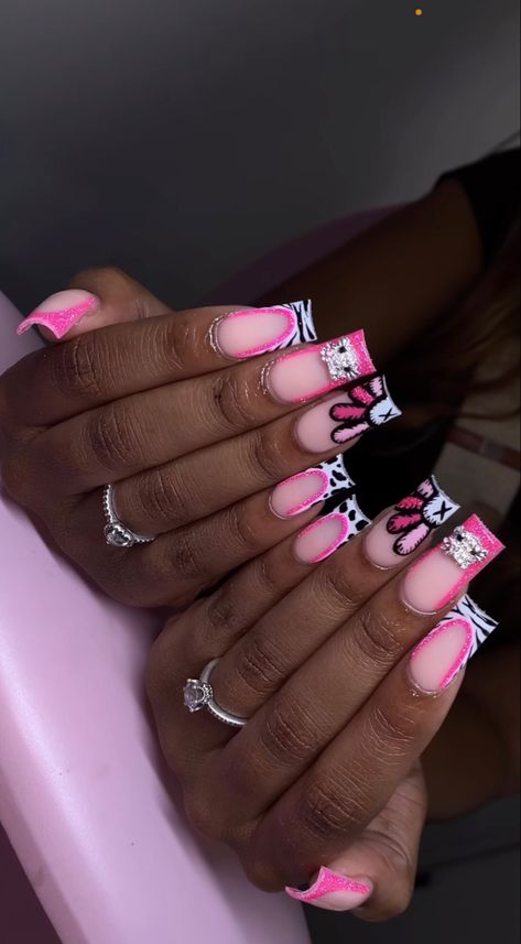 Klaws Nails Acrylic Pink, Nail Inspo Short Birthday, Acrylic Nails No Charms, Klaws Nails Design, Short Detailed Nails, Kaws Flower Nails, Kaw Nails Short, Yk2 Nails Aesthetic, Unique Square Acrylic Nails