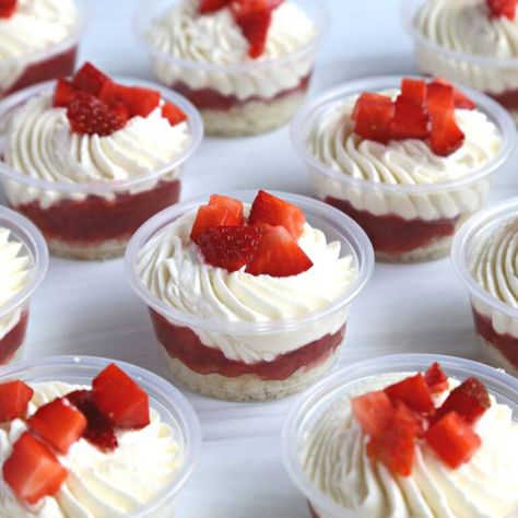 Strawberry Shortcake Dessert Cups - Cake Me Home Tonight Mini Deserts Aesthetic, Small Strawberry Desserts, Best Meeting Snacks, Easy Lunch Desserts, Party Table Decorations Simple, Strawberry Shortcake Dessert Cups, Thanksgiving Contest, Cake Parfait, Cake In A Cup