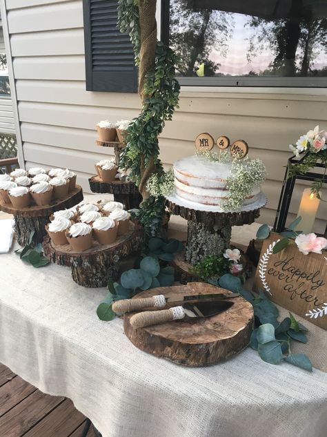 Outdoor Wedding Cake Table Ideas, Wedding Table Decor With Wood Slices, Buffet Setup Wedding, Wedding Cake Wood Stand, Rustic Wedding Food Table Decor, Rustic Style Wedding Decorations, Simple Boho Backyard Wedding, Wedding Shower Ideas Rustic, Wedding Decor Simple Outdoor