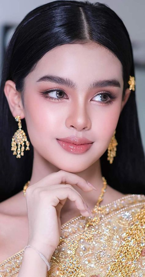 Beautiful Khmer woman 🇰🇭 ល្អហួស Laor Hours 💗 Thai Soft Glam Makeup, Thai Makeup Looks Wedding, Graduation Look Makeup, Thai Makeup, Makeup Wisuda, Makeup Asia, Bird Makeup, Cambodian Wedding Dress, Cute Ootd