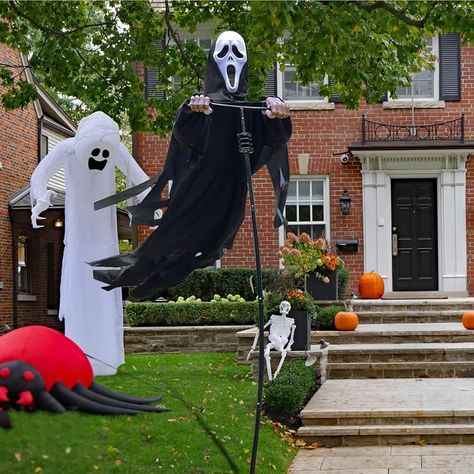 Black Costumes, Scary Scream, Scarecrow Decorations, Outside Halloween Decorations, Halloween Outdoor Decoration, Scary Halloween Decorations Outdoor, Halloween Yard Art, Scary Haunted House, Outdoor Halloween Decorations