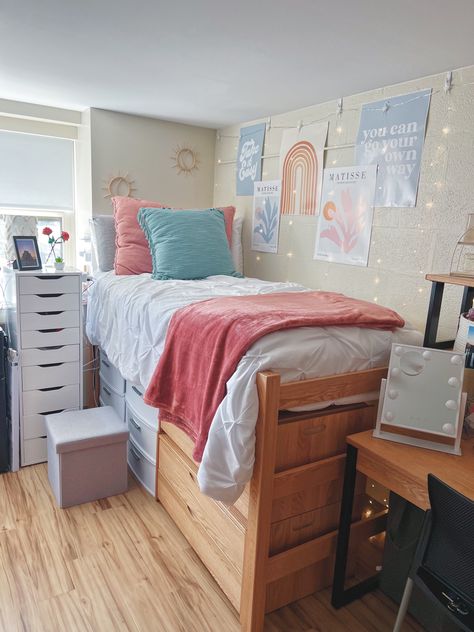 Penn State College Dorm, Cute Dorm Rooms Boho, Dorm Room Ideas Grey And Pink, Blue Bedroom Pink Accents, Blue Pink Dorm Room, Cute Aesthetic Dorm Rooms, Pink And Blue Boho Bedroom, Utampa Dorm Room, Cute Dorm Rooms Pink