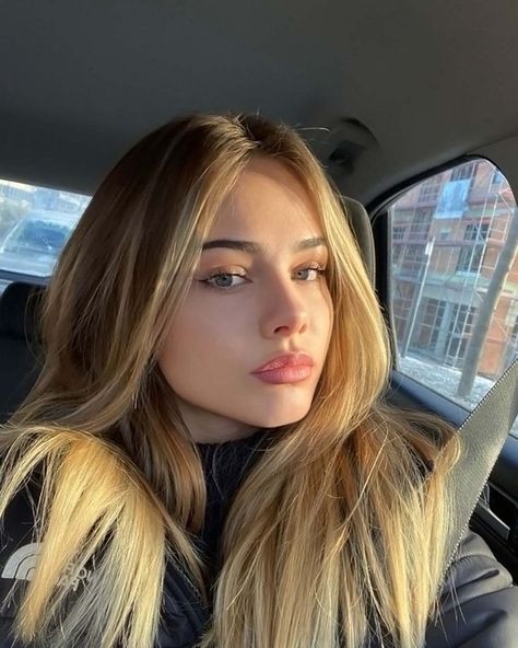 Instagram Crush Sara Crumbleleg (22 Photos) - Suburban Men Valentine's Day Hairstyles, Girls Foto, Blonde Women, Popular Hairstyles, Pinterest Girls, Pretty Selfies, Blonde Hair Color, Trendy Hairstyles, Blonde Girl