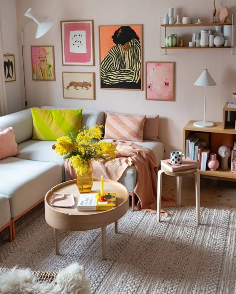 Colorful Living Room White Couch, Cozy Living Rooms Colorful, Colorful Boho Apartment, Pop Of Color Aesthetic, Colorful Home Aesthetic, Colorful Apartment Living Room, Modern Eclectic Living Room, College Living Rooms, Beach House Living Room