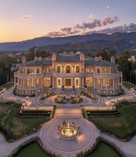 Mansion Aesthetic, Old Money House, Big Mansions, Dream House Aesthetic, Not Musik, Dream Mansion, A Mansion, Dream Life House, Fancy Houses