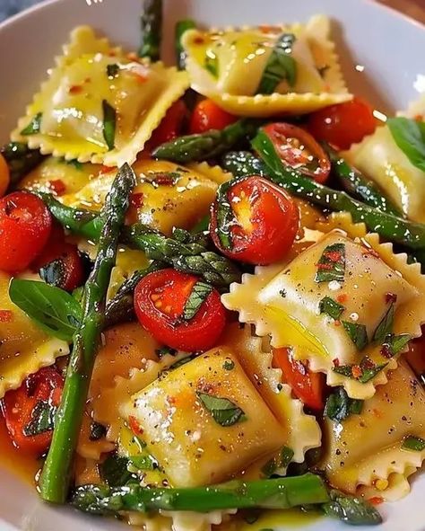 Ravioli with Tomatoes, Asparagus, Garlic, and Herbs Recipe - optimal recipes Ravioli With Tomatoes And Asparagus, Asparagus Garlic, Spinach Ravioli, Tomato Dishes, Ravioli Recipe, Herb Recipes, Asparagus Recipe, Fresh Veggies, Recipes For Beginners