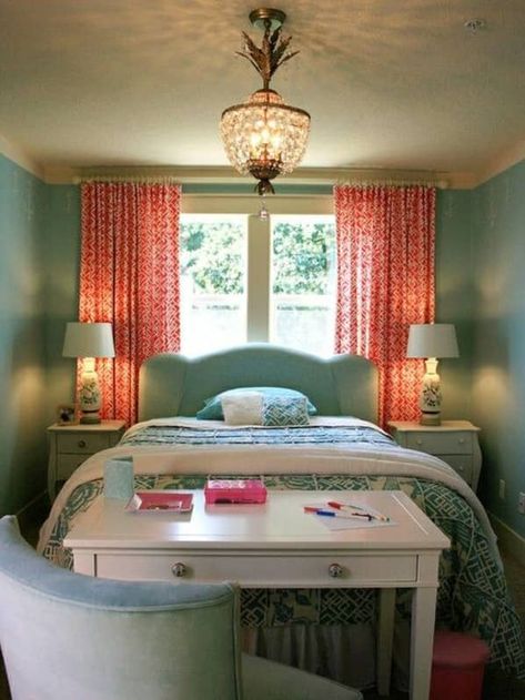 Small Teenage Bedroom, Small Room Colors, Small Sleeping Spaces, Bed In Front Of Window, Bedroom Ideas For Small Rooms Women, Coral Bedroom, Feminine Bedroom, Small Bedroom Designs, Dekorasi Kamar Tidur