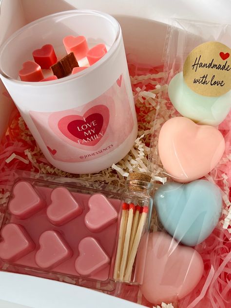 beautiful gift set, handmade with Love and 100% Ecofriendly, the perfect gift for that special someone Soy Candle Facts, Candle Scents Recipes, Candle Making Recipes, Handmade Candles Diy, Savon Diy, Candle Obsession, Homemade Scented Candles, Valentine Candles, Soya Mumu