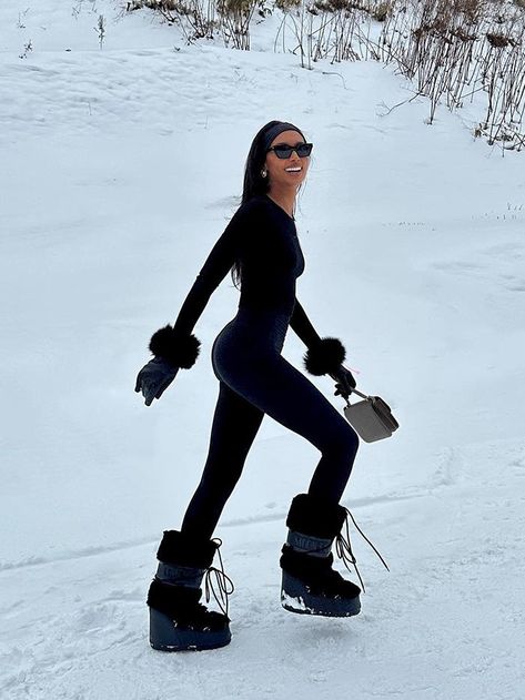 Moon Boots Outfit, Girls Ski Trip, Jasmin Tookes, Mode Au Ski, Ski Outfit For Women, Ski Fits, Winter Vacation Outfits, Ski Trip Outfit, Apres Ski Outfits