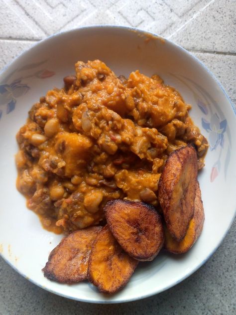 Beans And Plantain, Beans And Plantains, Food Comfort, Nigerian Food, Chana Masala, Crochet Clothes, Food To Make, Snacks, Fruit