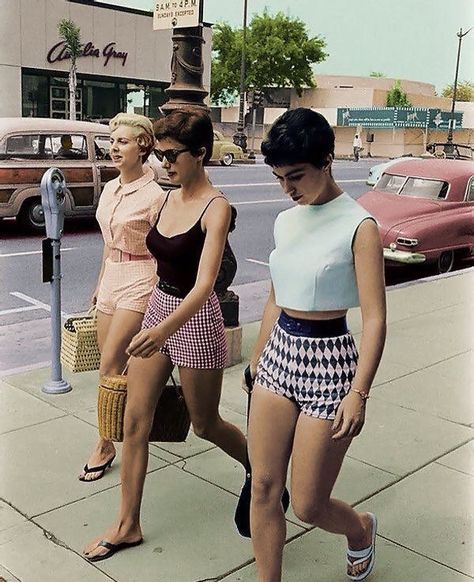 Women in Kabul, Afghanistan, in 1969. 1950s Shorts, Look Retro, Retro Shorts, Women Street, Burda Style, 1960s Fashion, Teen Vogue, Moda Vintage, 60s Fashion