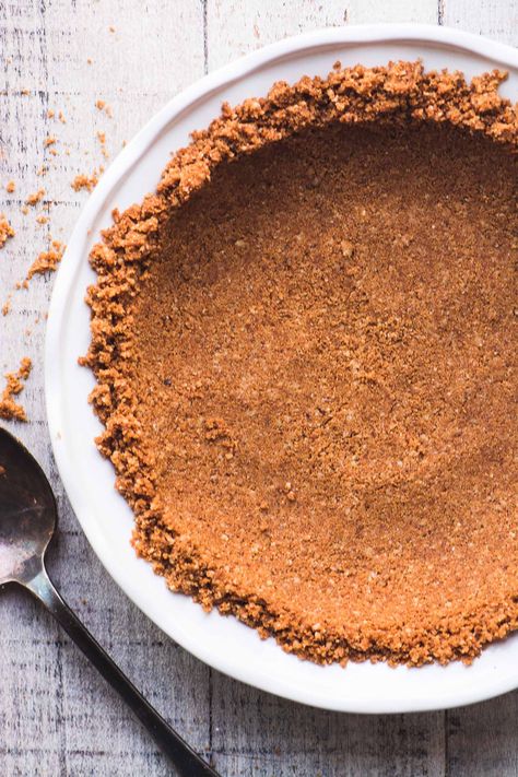 How To Make A Gingersnap Pie Crust ~ an easy cookie crumb crust perfect for holiday pies and no bake summer desserts ~ so much tastier than graham crackers! #easy #recipe #crust #pie #crumb #cracker #gingersnap #holiday #nobake #grahamcrackercrust #best #baking Ginger Snap Pie Crust, Gingersnap Pie Crust, Gingersnap Pie, Creamy Key Lime Pie, No Bake Summer Desserts, Vegetarian Cookies, Lime Pie Recipe, Gingersnap Crust, Banana Pudding Cheesecake