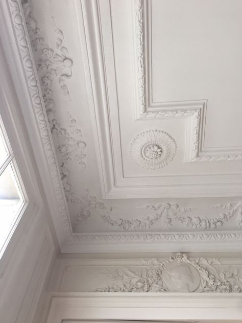 Parisian Style Ceiling, Molded Ceiling Design, Ceiling Design Victorian, Ceiling Details Molding, French Ceiling Moldings, European Ceiling Design, Parisian Ceiling Moulding, Vintage Ceiling Design, French Ceiling Design