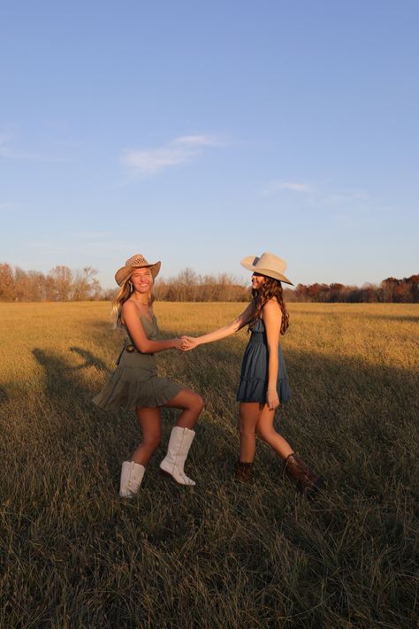 Fall Dress For Photoshoot, Senior Pictures Best Friends, Best Friend Photoshoot Outfits, Western Group Photoshoot, Bsf Photo Shoot, Group Field Photoshoot, Field Photoshoot With Friends, 2 Person Photoshoot, Duo Photoshoot Ideas Best Friends