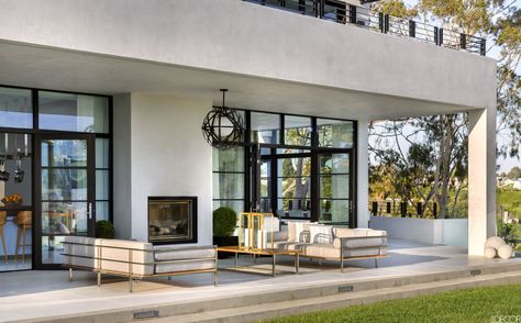 It's not easy to mix the relaxed California lifestyle with Art Deco glamour, but designer Alison Palevsky pulls it off with panache​. Back Porch Designs, Traditional Porch, Building A Porch, House With Porch, Porch Design, Porch Lighting, Outdoor Fireplace, Outdoor Rooms, Design Case