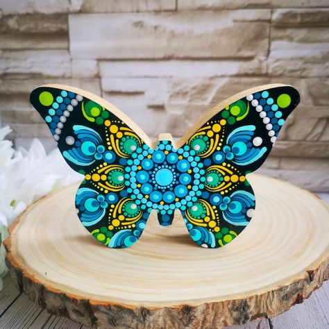 Painted Butterflies Easy, Dot Painting On Wood, Painted Butterflies, Painted Butterfly, Dotted Butterfly, Butterfly Dot Painting, Dot Art Butterfly, Mandala Butterfly, Dot Painting Butterflies