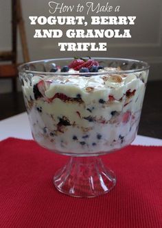 This Yogurt, Berry and Granola Breakfast Trifle is SUPER EASY to make for #breakfast or a healthy snack. It's also a great breakfast to make when you have guests! Breakfast Trifle, Breakfast Ideas For A Crowd, Breakfast Potluck, Breakfast Oatmeal Recipes, Breakfast For A Crowd, Trifle Dish, Easter Breakfast, Granola Breakfast, Yogurt And Granola