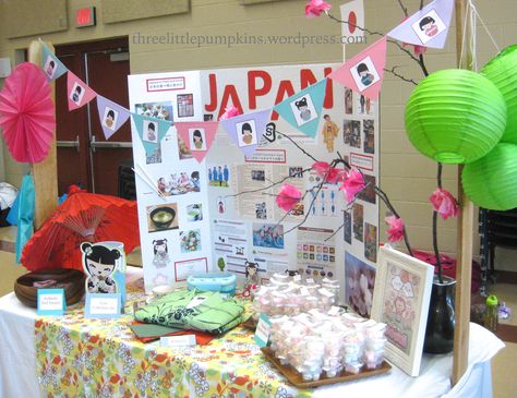 Japan For Kids, Japan Autumn, Girl Scout Activities, Daisy Scouts, Japan Crafts, World Thinking Day, Girl Scout Swap, Culture Day, Daisy Girl Scouts