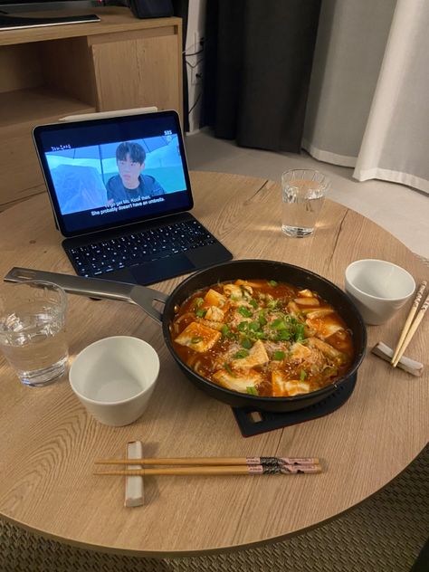 Korean Sleepover Aesthetic, Korean Date Ideas, Drama Watching Aesthetic, Asian Drama Aesthetic, Korean Meals Recipe, Watching Drama Aesthetic, Korean Night Life, Korean Date Aesthetic, Foods Aesthetic Night