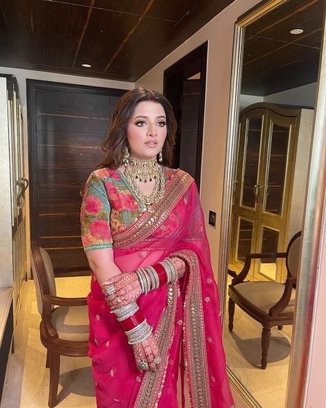 Engagement In Saree Look, Best Wedding Outfits For Women, Saree For Women Wedding, Saree For Wedding Guest Indian Outfits, Saare For Wedding, Saree For Sagai Function, Sarees For Newly Wed Bride, Different Suit Styles For Women, New Bride Saree Look