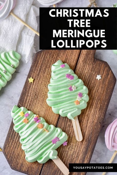 Christmas tree meringue lollipops on a wooden board. Christmas Tree Meringue, Meringue Lollipops, Tree Meringue, Candy Cane Lollipops, Meringue Cookie Recipe, Winter Wonderland Cake, Fun Holiday Treats, Holiday Treats Christmas, Easy Christmas Tree