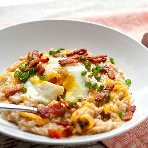 Healthy High Protein Savory Breakfast, Oatmeal Lunch Ideas, Oatmeal Dinner, Savory Oats, Savory Oatmeal Recipes, Bacon Treats, Oats Recipes Breakfast, Mediterranean Breakfast, Savory Oatmeal