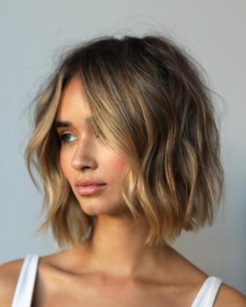 Chic 2024 Guide: 33 Wavy Bob Hairstyles for Every Face Shape Chin Length Haircuts, Short Blonde Bobs, Medium Layered Hair, Wavy Bob Hairstyles, Wavy Bob, Chin Length Hair, Short Blonde Hair, Short Bob Hairstyles, Face Shape