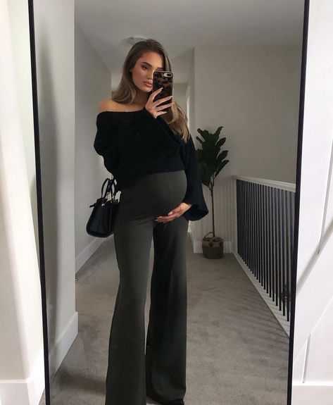 Leather Pants Pregnant Outfit, Professional Outfits Pregnant Women, Office Outfits Women Pregnant, Dressy Casual Maternity Outfits, Pregnant Outfit Autum, Bump Winter Outfits, Holiday Party Maternity Outfit, Pregnant Women Fall Outfits, Fancy Maternity Outfits