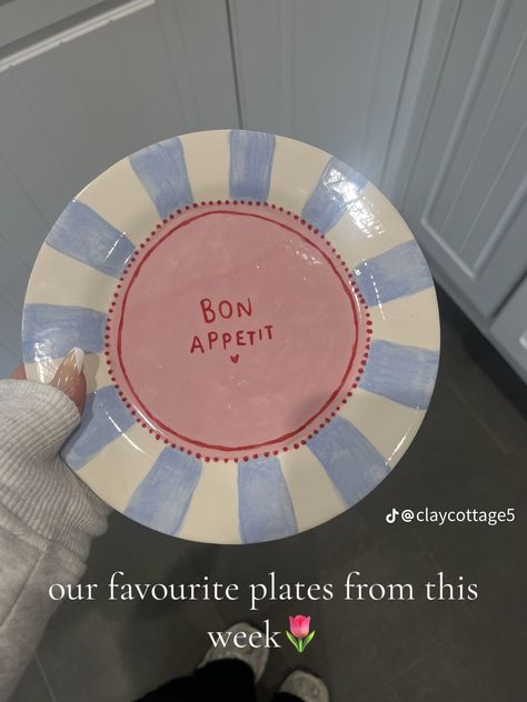 Ceramics Ideas Pottery Plate, Easy Painted Pottery Ideas, Paint Your Own Pottery Bowl, Cute Plate Painting Ideas, Pottery Plates Ideas, Easy Plate Painting Ideas, Couple Pottery Painting Ideas, Fun Pottery Painting Ideas, Pottery Plates Painting Ideas