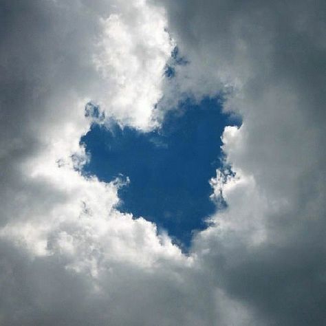 A piece of my heart will always be in the sky. Heart In Nature, Tapeta Galaxie, I Love Heart, Cloud Shapes, Nature Adventure, Jolie Photo, Pics Art, Blue Heart, Blue Aesthetic