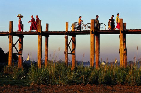 https://flic.kr/p/6133Gy | People crossing U Bein's bridge, Amarapura, Myanmar | People crossing the longest teak bridge in the world at dusk, Amarapura, Myanmar Amarapura, Background For Photography, Myanmar, Sunrise Sunset, Wind Turbine, Teak, Bridge, The World, Photography