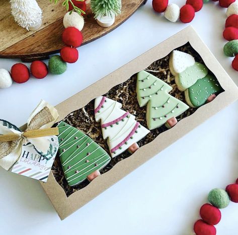 Cookie Icing Packaging, Christmas Cookie Teacher Gift, Holiday Cookie Assortment, Christmas Cookie Gift Box Ideas, Cookie Packaging Christmas, Christmas Cookie Box Gift, Royal Icing Cookies Packaging, Sugar Cookie Gift Ideas, Royal Icing Cookie Packaging Ideas