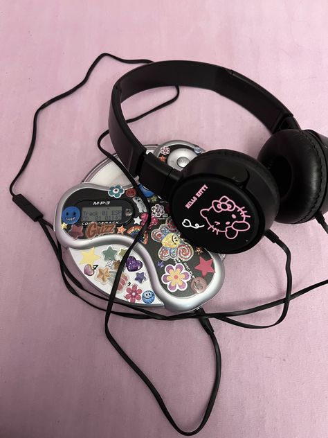 Hello Kitty Headset, Sony Wired Headphones Aesthetic, Cd Player Portable, Portable Cd Player Aesthetic, Cute Cd Player, Aesthetic Cd Player, Wired Headphones Aesthetic, Hello Kitty Cd Player, Cd Player Aesthetic