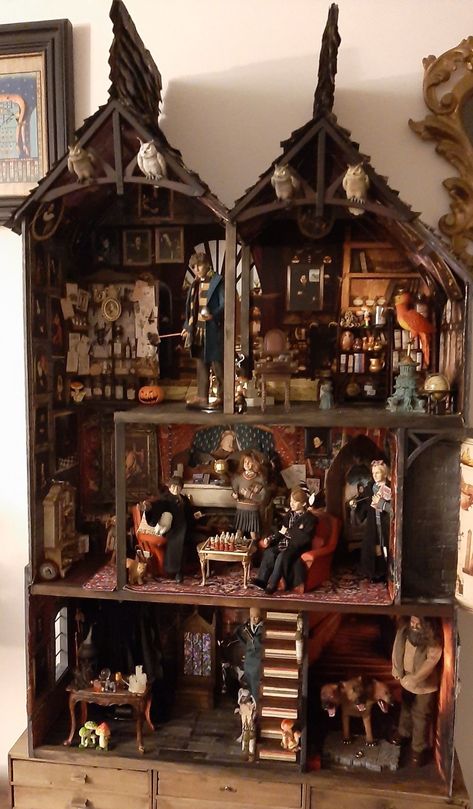 Harry Potter Dollhouse, Hogwarts Dollhouse, Harry Potter Bedroom Aesthetic, Miniature Harry Potter, Harry Potter Dolls, Harry Potter Miniatures, Stile Harry Potter, Harry Potter Room Decor, Harry Potter Bedroom