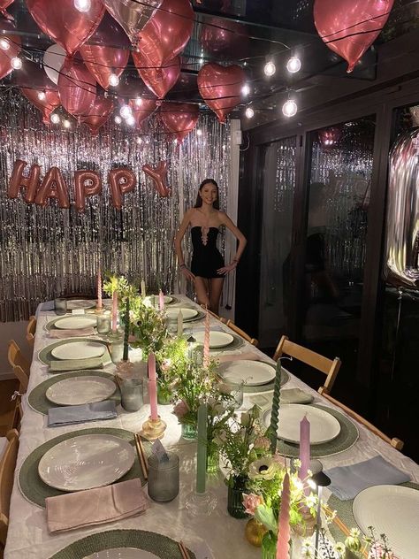 Dinner Party 18th Birthday, 18th Birthday Party Table Set Up, Birthday Table Layout, Aesthetic Party Backdrop, 18th Birthday Table Ideas, 18th Dinner Party Ideas, Aesthetic Dinner Party Table, Sweet 16 Dinner Table, Birthday Aesthetic Table