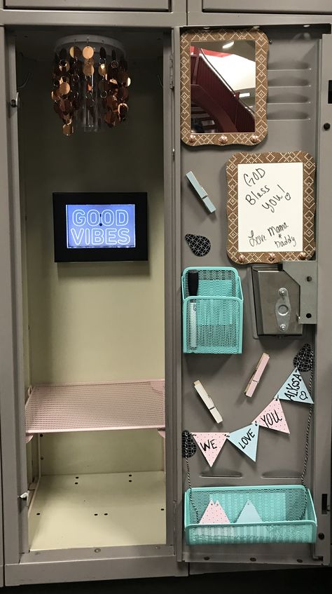 Locker Collage, Pink Locker Aesthetic, Loker Ideas Schools Cute, Inside Locker Ideas, Simple Locker Ideas For School, Long Locker Ideas For School, Locker Decorations Aesthetic Ideas, Locker Tables, Locker Snacks Stash Ideas