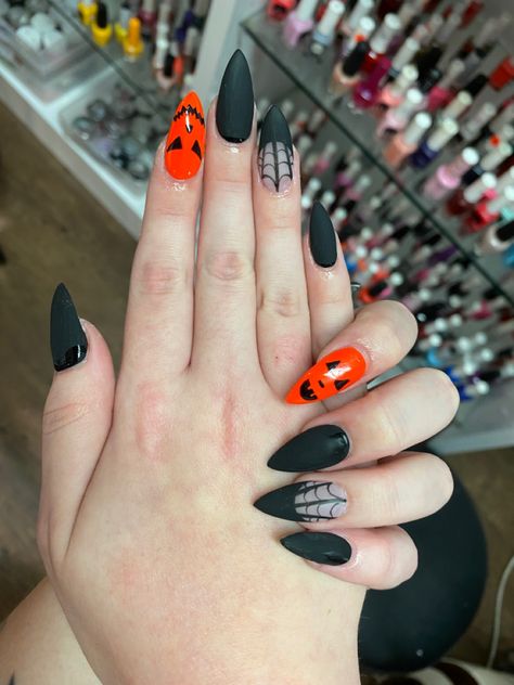 Black And Orange Pumpkin Nails, Matte Black And Orange Nails, October Nails Halloween Acrylic, Fall Pointy Nails, Orange And Black Nails Halloween, Pumpkin Face Nails, Matte Black Halloween Nails, Halloween Nails Orange And Black, Jackolantern Nails