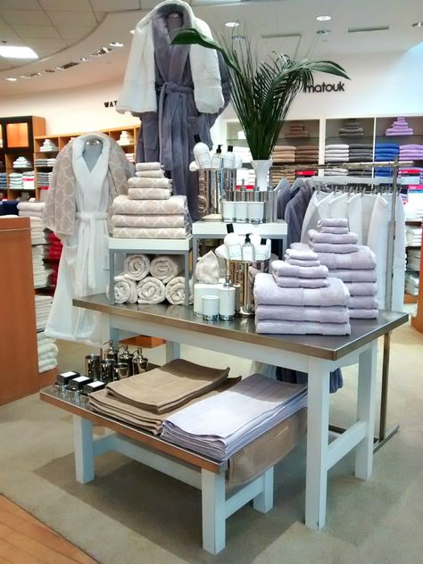 Luxury towel table styled with seasonal props and bath accessories. Clothing Table Display, Visual Merchandising Displays Table, Bath Towels Display, Decorate A Bathroom, Towel Display, Retail Store Display, Visual Merchandising Displays, Bath Store, Store Layout