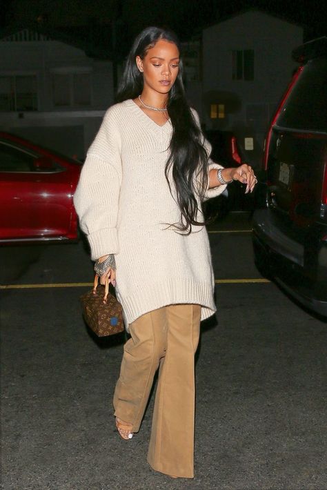 Cozy White Sweater, Brown Pants Outfit, Rihanna Street Style, 70s Inspired Outfits, Looks Rihanna, Rihanna Outfits, Style Inspiration Edgy, Rihanna Looks, Oversize Pullover