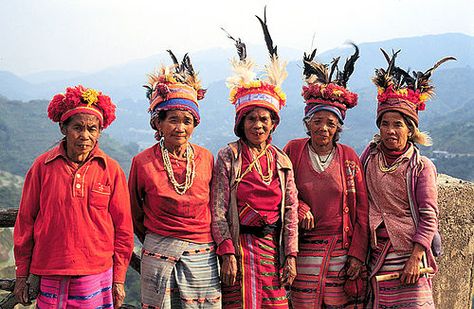 Banaue, Philippines.Old woman wearing traditional Ifugao clothing in Banaue pose for tourists overlooking the famous rice terraces. Philippine Traditions, Banaue Rice Terraces, Filipino Clothing, Banaue, Philippines Culture, Indigenous Peoples Day, Filipino Culture, Rice Terraces, Old Woman