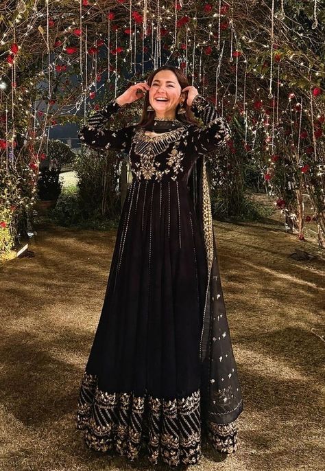 Eastern Maxi Dress, Black And Gold Anarkali, Hania Amir Pakistani Suits, Black Wedding Dress Indian, Hania Amir Black Dress, Ghrara Design Pakistani, Barat Dress Ideas, Pakistani Anarkali Dress, Black Anarkali Dress