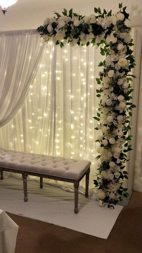 Rectangular Backdrop With Flowers, Walima Decoration At Home, White Theme Engagement Decor, White Flowers Decoration Wedding, Engagement In Home Decor, Nikkah Home Decor Ideas, Small Flower Decor, Simple Decorations For Wedding, White Wedding Ideas Decoration