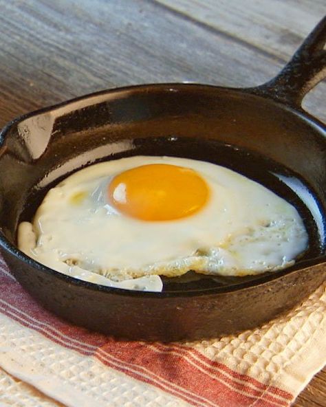 Perfect Fried Egg Every Time Perfect Fried Egg, Hp Sauce, Martha Stewart Recipes, Huevos Fritos, Cast Iron Recipes, What's For Breakfast, Recipe Video, Cast Iron Skillet, Iron Skillet