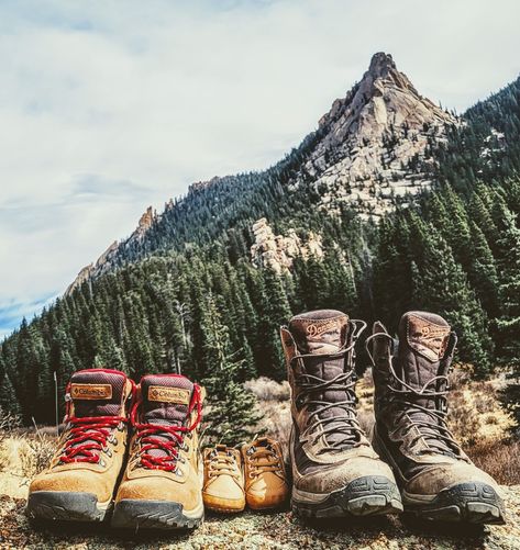 National Park Gender Reveal, Hiking Gender Reveal Ideas, National Park Pregnancy Announcement, National Park Baby Announcement, Pregnancy Announcement Outdoorsy, Adventure Pregnancy Announcement, Pregnancy Announcement Mountains, Nature Pregnancy Announcement, Hiking Baby Announcement