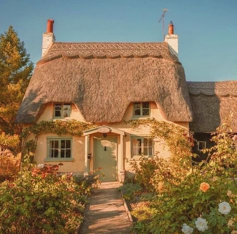 𝗬𝗦𝗟⚜️ on Twitter: "mentally here right now… " Cottage Aesthetic, Casa Country, Storybook Cottage, Cottage In The Woods, Thatched Cottage, Dream Cottage, Cottage Core Aesthetic, Thatched Roof, Cute House