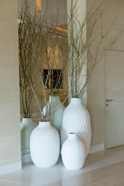 Large Floor Vase Decor, White Vases Decor Ideas, Large Vases Decor Ideas, Tall Floor Vase Ideas, Large Vase Ideas, Vase Decoration Ideas, Floor Vase Arrangement, Floor Vases Decor, Vases Decor Living Room