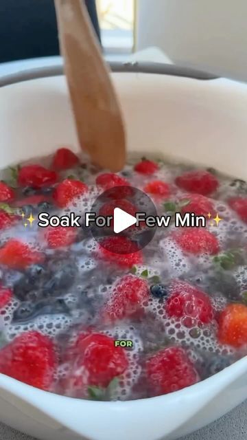 Health DIY - Natural Remedies on Instagram: "How to clean your fruits and vegetables.  Great content by @doctortim.md. Follow him for more amazing content like this!  Although it’s not absolutely necessary to clean all produce for those who have an average immune system, I prefer to use this method. At bare minimum - rinsing under the sink with water helps significantly!  ✨Follow @doctortim.md to live a healthier life  The published data is not as robust as I would like on this topic, but from what I’ve gathered:  1️⃣ Rinse 2️⃣ Soaking in 1 cup distilled white vinegar + 3 cups filtered water (at least 10 min) – the vinegar’s acidity helps remove microorganisms and some pesticides, but not all. 3️⃣ Add baking soda (2 tsp) to form CO2 bubbles. Some people directly combine baking soda before Soak Fruit In Vinegar, How To Clean Fruit With Baking Soda, How To Wash Fruit With Baking Soda, Washing Berries With Baking Soda, How To Clean Berries Baking Soda, Soaking Fruit In Vinegar, Vinegar And Baking Soda Fruit Wash, Clean Fruit With Vinegar And Baking Soda, Washing Fruit With Vinegar Baking Soda