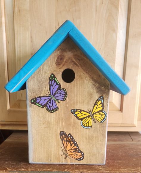 Birdhouse Painting Ideas Easy, Butterfly Birdhouse, Birdhouse Painting, Painted Birdhouses, Hand Painted Birdhouses, Bird Houses Ideas Diy, Rustic Birdhouse, Dinner Decor, Butterfly Houses