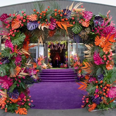 Tropical Entrance Decor, Paradise Theme Party Decor, Rio Carnival Party Decorations, Tropical Decorations Party, Festival Event Decor, Creative Birthday Decoration Ideas, Rio Carnival Theme Party, Ibiza Decor, Tropical Night Party