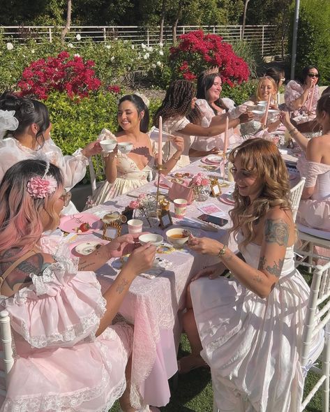 Dearest reader, in the secret garden, tea fuels delightful whispers 🪞🎀🫖🌸 #bridgerton #teaparty #teapartytheme #bridgertonteaparty #bridgertonnetflix #teapartyideas #regencyera #royalcore #princesscore #ladywhistledown #springaesthetic Royalcore Tea Party, Rooftop Tea Party, Friend Tea Party, Birthday Party In Garden, Bridgerton 21st Birthday Party, Tea Party In Garden, Fancy Tea Party Aesthetic, Bridgerton Themed Picnic, 18th Birthday Tea Party